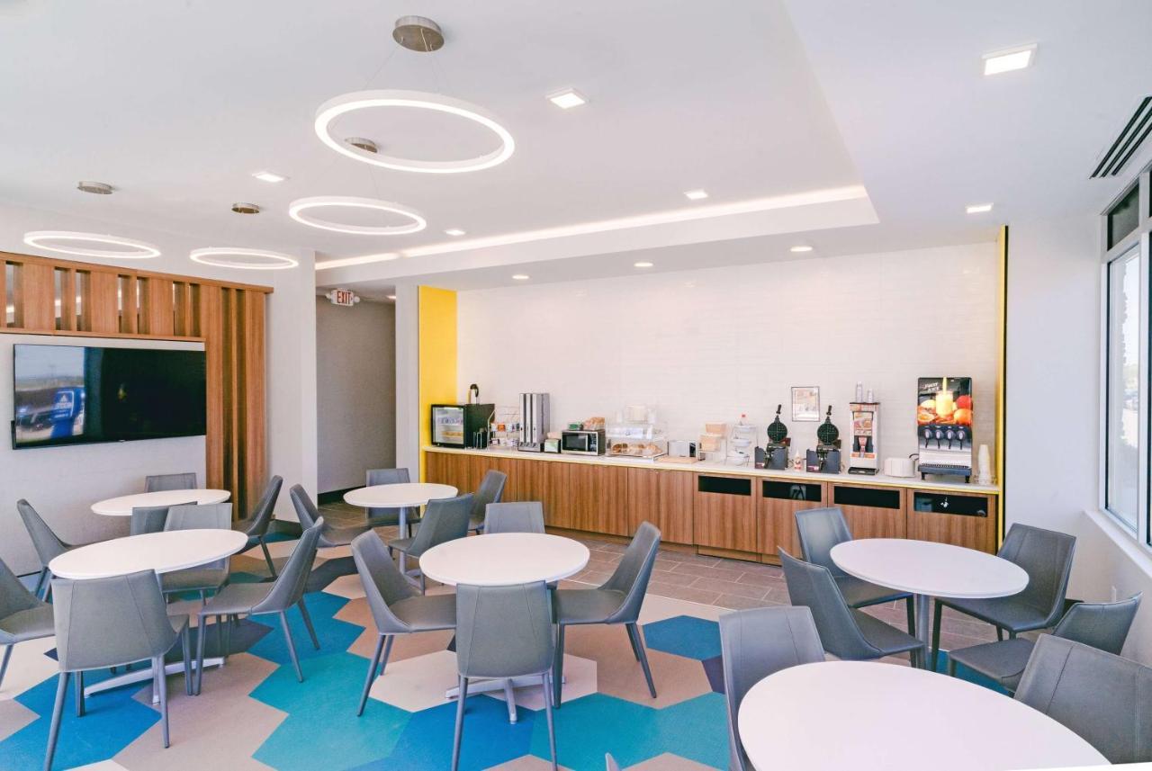 Microtel Inn & Suites By Wyndham Macedon Экстерьер фото