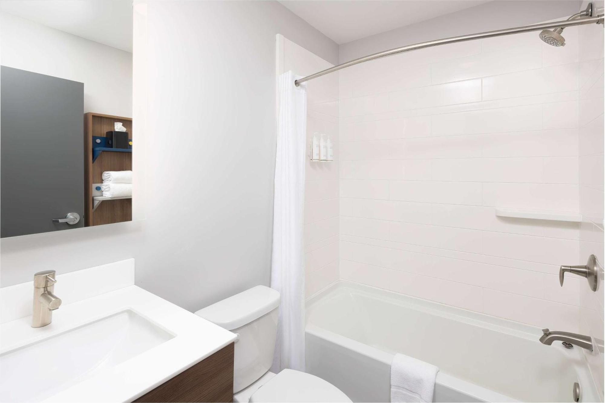 Microtel Inn & Suites By Wyndham Macedon Экстерьер фото