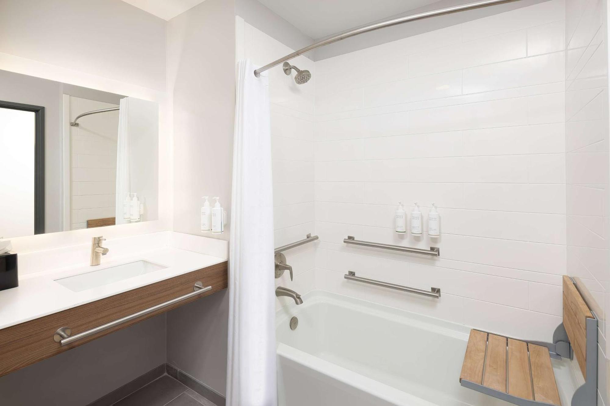 Microtel Inn & Suites By Wyndham Macedon Экстерьер фото