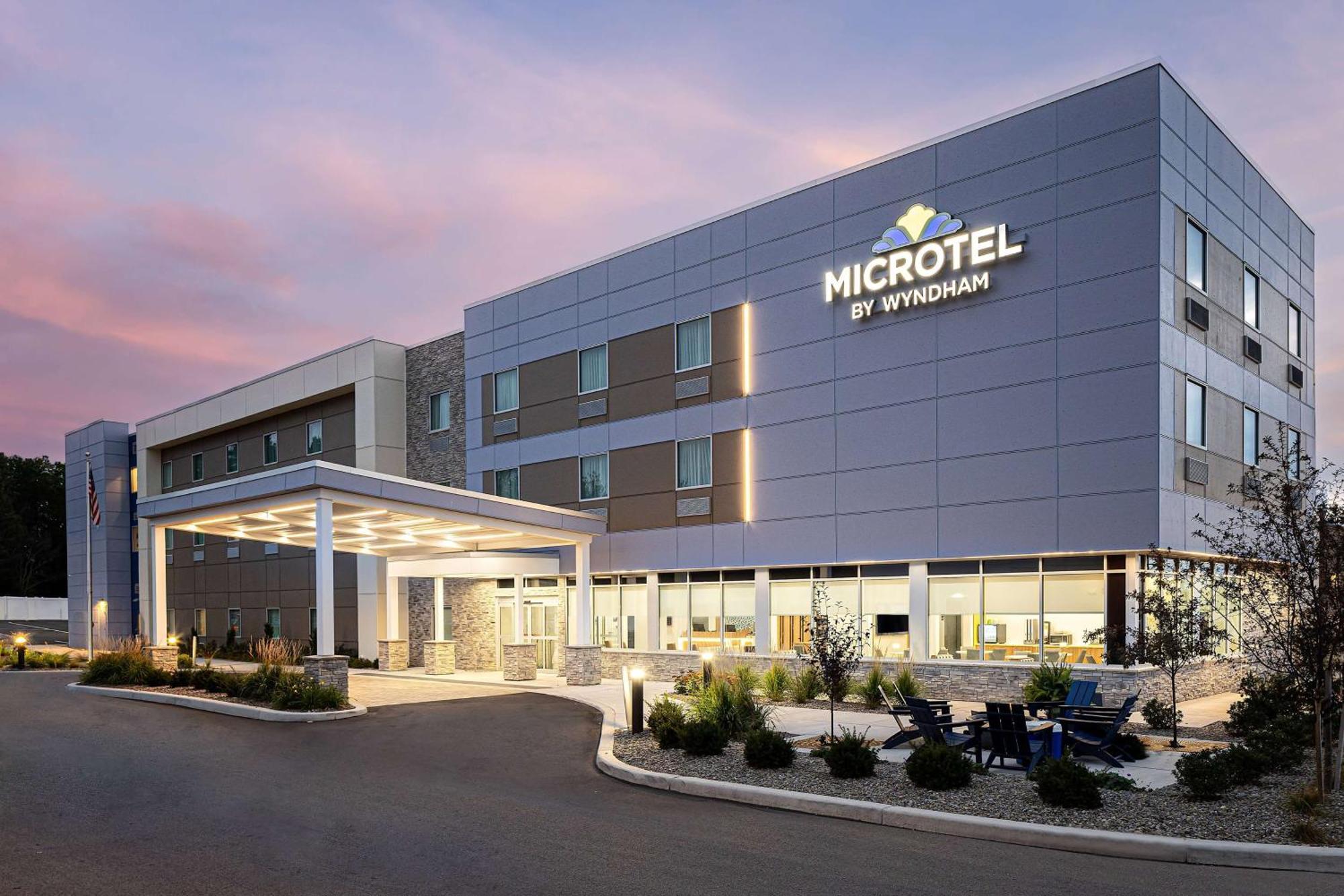 Microtel Inn & Suites By Wyndham Macedon Экстерьер фото